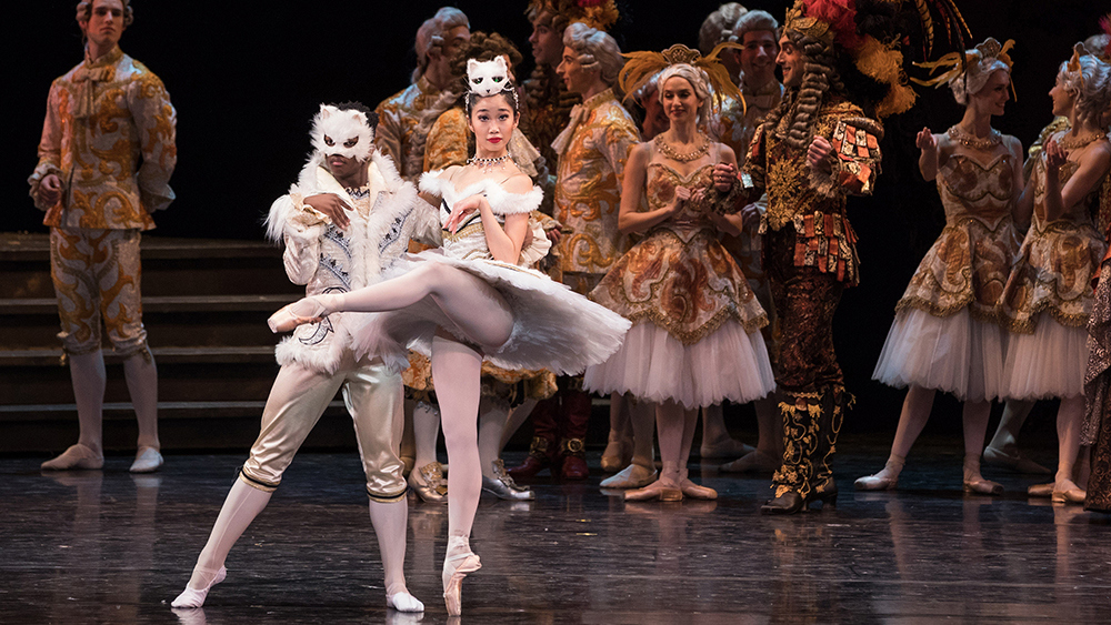 Siphesihle November and Miyoko Koyasu with Artists of the Ballet in The Sleeping Beauty. Photo prise par Teresa Wood. 