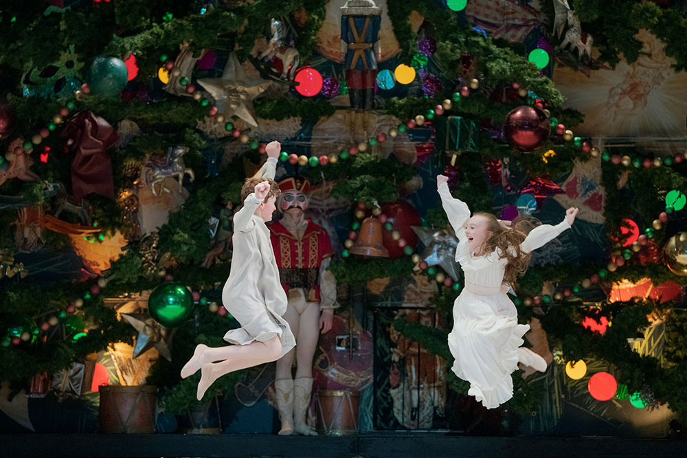 Owen Kincade and Cecilia Campbell-Cotter in The Nutcracker. Photo par Karolina Kuras.