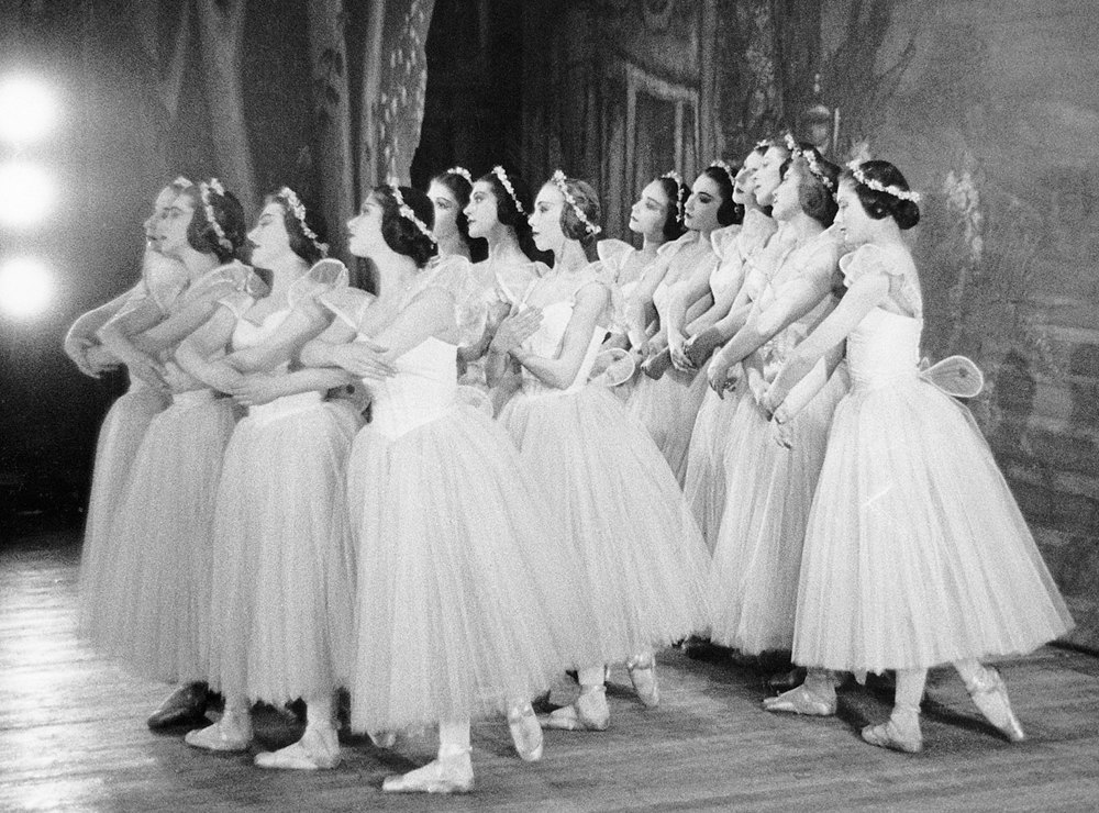 Artists of the Ballet in Les Sylphides (Fokine)