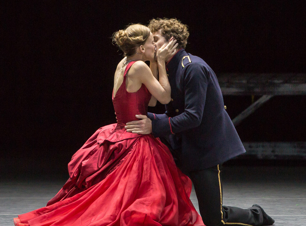 Katja Wünsche and William Moore of Ballett Zürich in Anna Karenina.