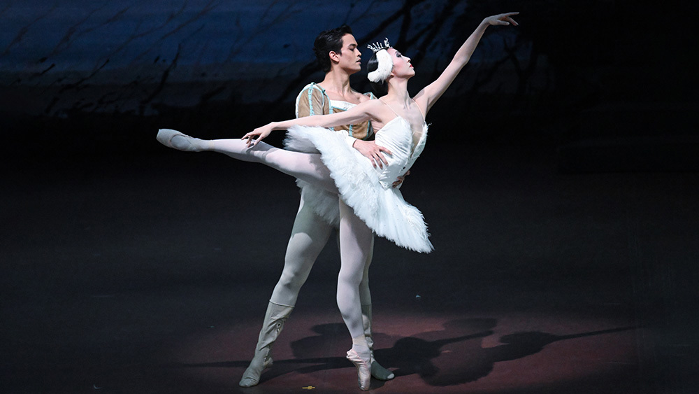 Agnes Su and Adhonay Soares da Silva in Swan Lake. Photo courtesy of The Stuttgart Ballet.
