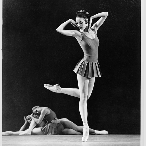 Karen Kain avec des artistes du Ballet à Solitaire.