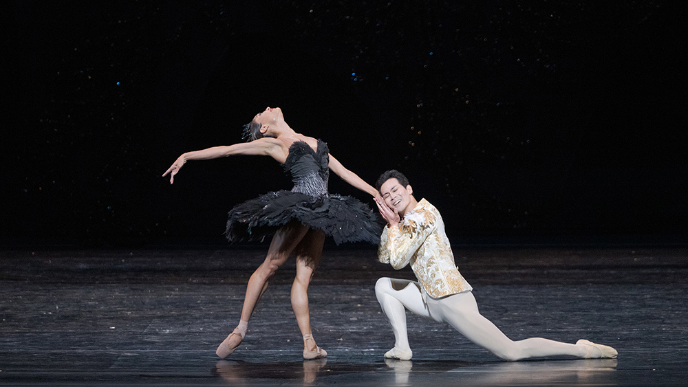 Tina Pereira and Naoya Ebe in Swan Lake. Photo by Karolina Kuras.