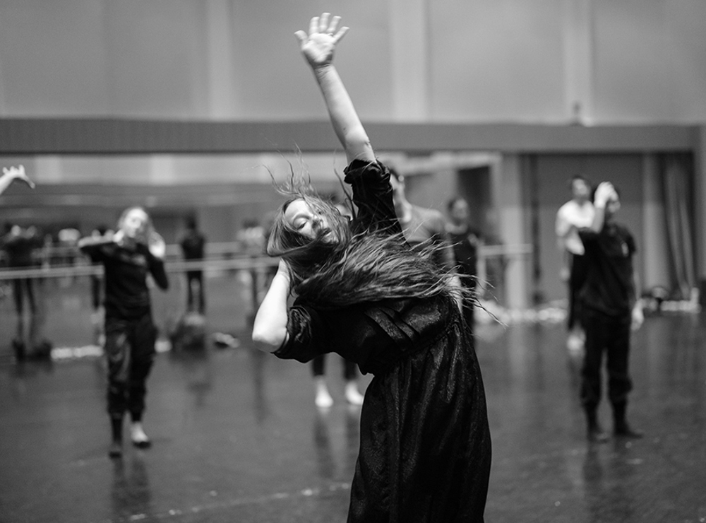 Bobbi Jene Smith in rehearsal for Procession. Photo by Karolina Kuras. 